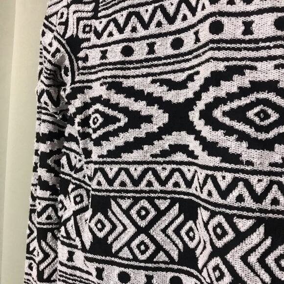 American Eagle Black & White Aztec Print Cardigan - Picture 4 of 6